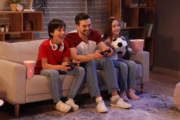 Vader Met Zijn Kinderen Spelen Voetbal Video Game Thuis Avond — Stockfoto