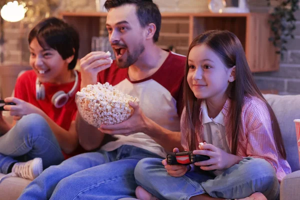 Vader Met Zijn Kleine Kinderen Eten Popcorn Tijdens Het Spelen — Stockfoto