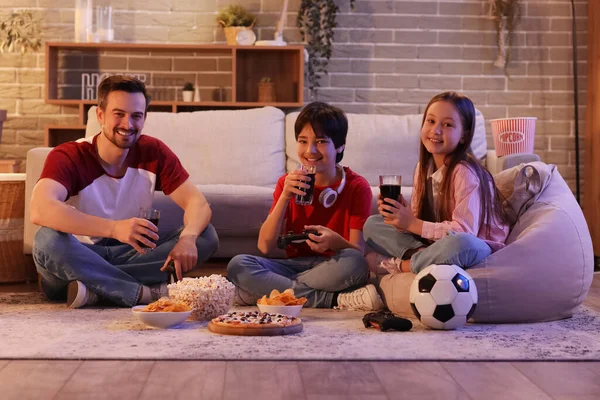 Apa Gyerekeivel Kólát Iszik Miközben Otthon Videojátékozik Este — Stock Fotó