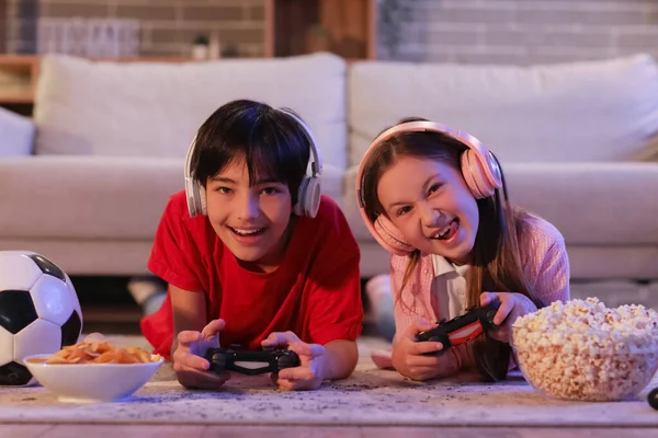 Niños Pequeños Jugando Videojuegos Casa Por Noche — Foto de Stock