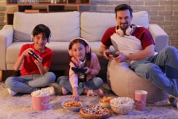 Crianças Com Seu Pai Lanches Jogando Videogame Casa Noite — Fotografia de Stock