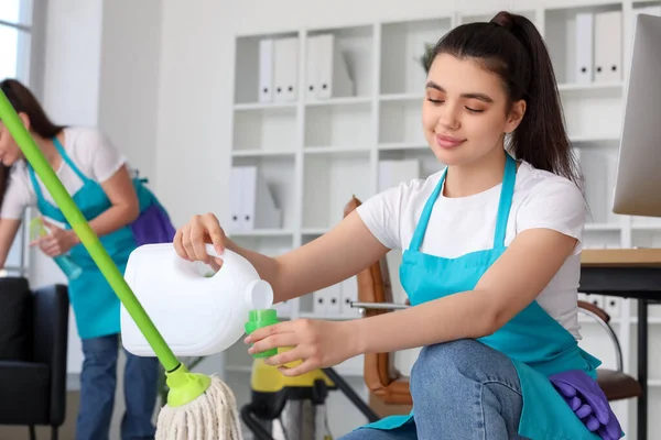 Petugas Kebersihan Perempuan Menuangkan Deterjen Kantor — Stok Foto