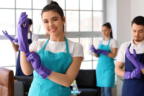 Petugas Kebersihan Wanita Menaruh Sarung Tangan Karet Kantor — Stok Foto