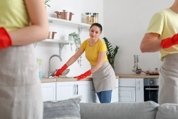 Contador Limpeza Zelador Feminino Cozinha — Fotografia de Stock