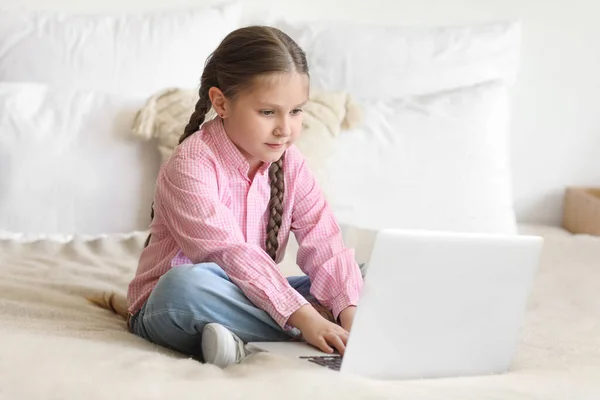 Κοριτσάκι Φορητό Υπολογιστή Που Σπουδάζει Online Επιστήμες Υπολογιστών Στην Κρεβατοκάμαρα — Φωτογραφία Αρχείου