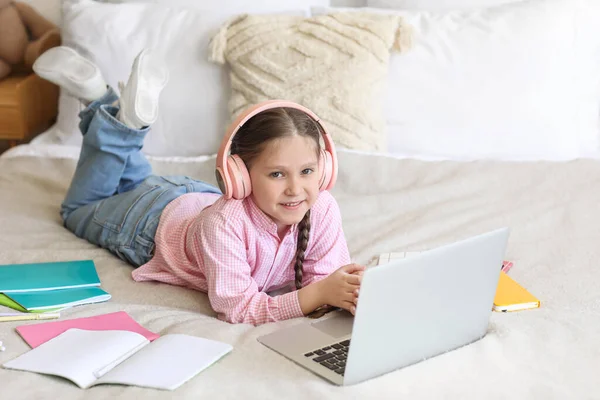 Маленька Дівчинка Навушниках Ноутбуком Вивчає Комп Ютерні Науки Онлайн Ліжку — стокове фото