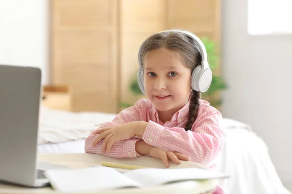 Маленька Дівчинка Навушниках Ноутбуком Вивчає Комп Ютерні Науки Онлайн Вдома — стокове фото