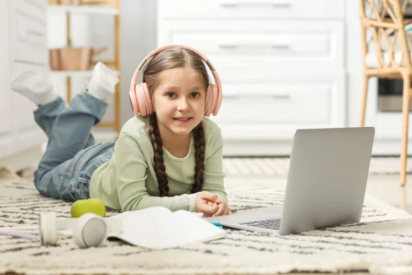 Menina Fones Ouvido Com Laptop Estudando Ciências Computação Line Casa — Fotografia de Stock