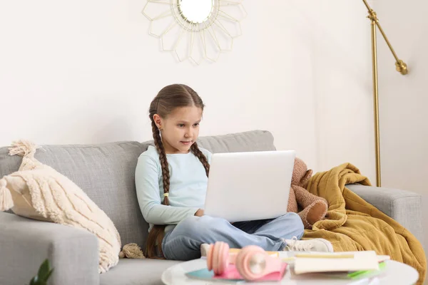 Κοριτσάκι Φορητό Υπολογιστή Που Σπουδάζει Online Επιστήμες Υπολογιστών Στο Σπίτι — Φωτογραφία Αρχείου