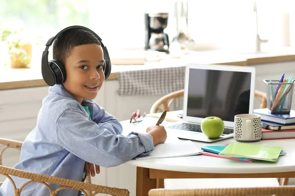 Malý Afroameričan Chlapec Sluchátkách Studium Počítačových Věd Line Doma — Stock fotografie