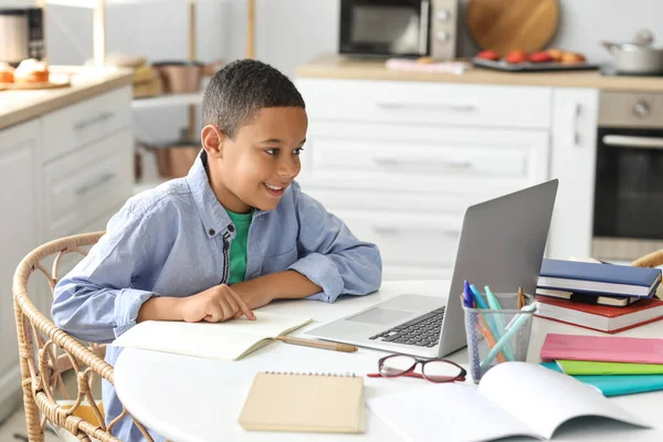 Μικρό Αφροαμερικανό Αγόρι Που Σπουδάζει Πληροφορική Online Στην Κουζίνα — Φωτογραφία Αρχείου