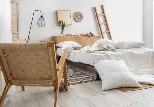 Interiör Rörigt Sovrum Med Säng Fåtölj Och Sängbord — Stockfoto