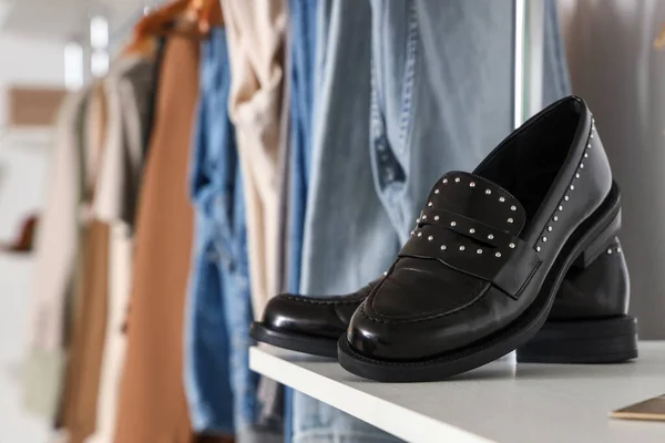 Κομψά Μαύρα Παπούτσια Στο Ράφι Μπουτίκ Closeup — Φωτογραφία Αρχείου