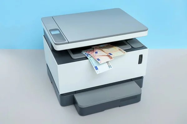 Impresora Láser Con Billetes Euros Mesa Cerca Pared Azul —  Fotos de Stock