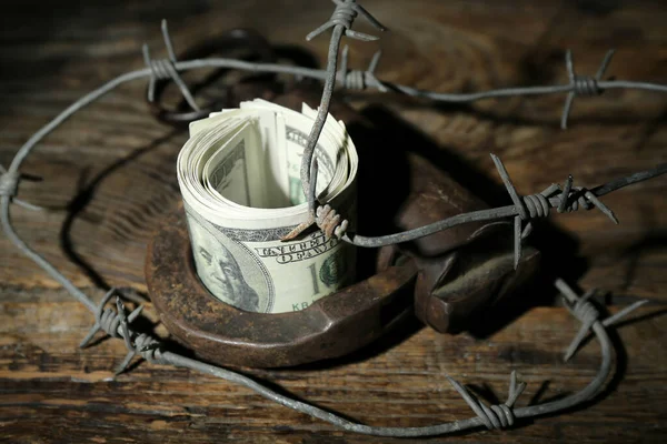 Notas Dólar Com Fechadura Arame Farpado Mesa Madeira Escura Close — Fotografia de Stock