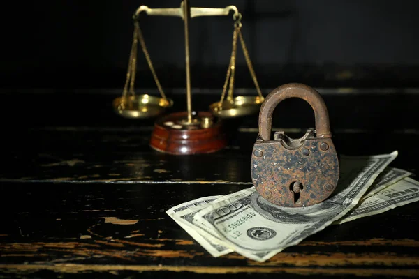 Bloqueio Com Notas Dólar Escalas Justiça Mesa Madeira Escura Close — Fotografia de Stock