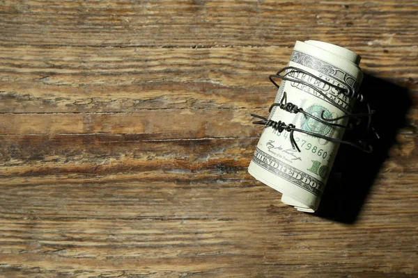 Notas Dólar Com Arame Farpado Sobre Fundo Madeira Conceito Sanções — Fotografia de Stock