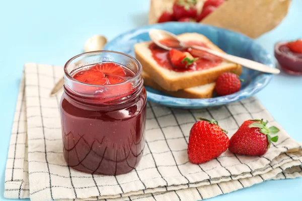 Glas Süße Erdbeermarmelade Auf Blauem Hintergrund — Stockfoto