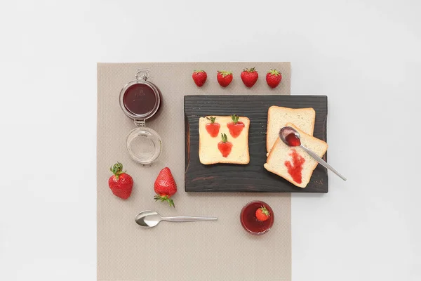 Raad Van Smakelijke Toastjes Met Zoete Aardbeienjam Grijze Achtergrond — Stockfoto
