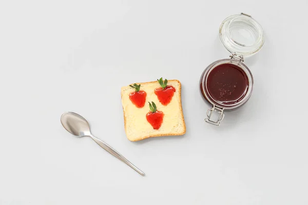 Leckerer Toast Mit Süßer Erdbeermarmelade Auf Grauem Hintergrund — Stockfoto