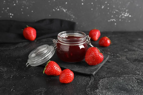 Glas Süße Erdbeermarmelade Und Frische Beeren Auf Dem Tisch — Stockfoto