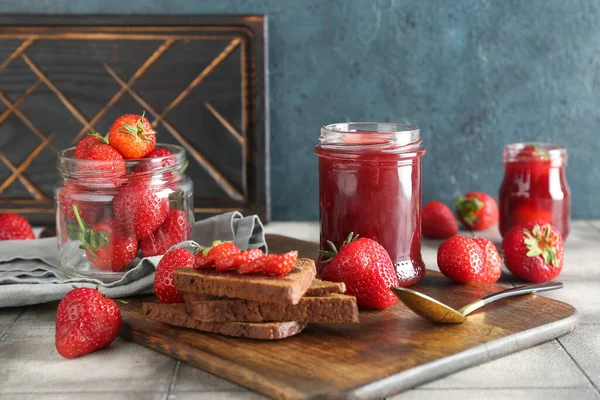 Guci Selai Stroberi Manis Berry Segar Dan Roti Atas Meja — Stok Foto