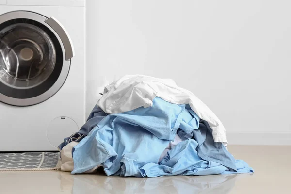 Çamaşır Makinesi Kirli Çamaşır Yığını Beyaz Duvarın Yanında — Stok fotoğraf