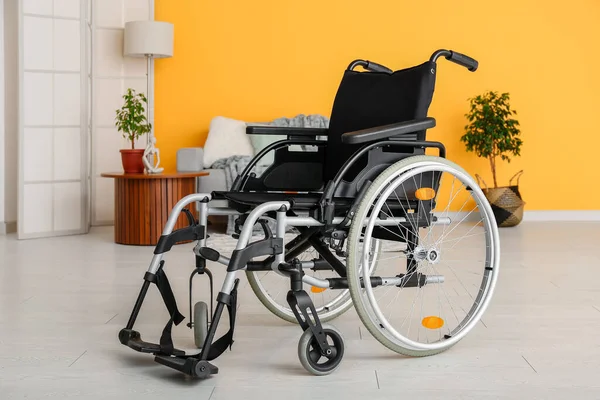 Modern Empty Wheelchair Living Room Yellow Wall — Stock Photo, Image