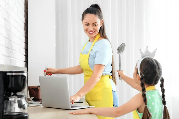 Working Mother Her Little Daughter Cooking Kitchen — Stock Photo, Image
