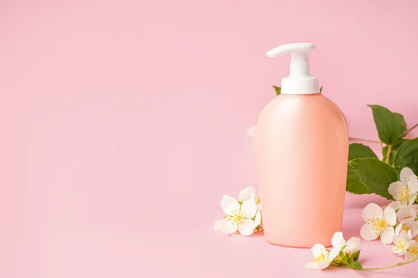 Egy Üveg Kozmetikai Termék Jázminvirág Rózsaszín Alapon — Stock Fotó