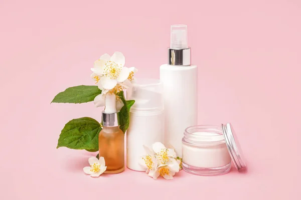 Sada Kosmetických Výrobků Krásné Jasmínové Květy Růžovém Pozadí — Stock fotografie
