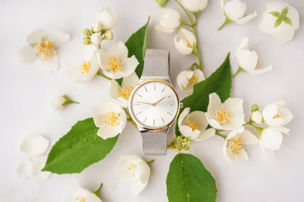 Kompozycja Stylowym Zegarkiem Rękę Pięknymi Kwiatami Jaśminu Jasnym Tle — Zdjęcie stockowe