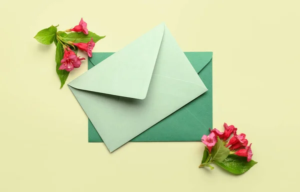 Samenstelling Met Enveloppen Bloemen Kleur Achtergrond — Stockfoto