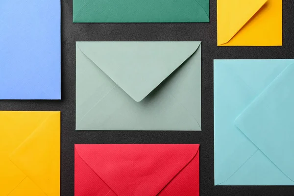 Composição Com Envelopes Coloridos Sobre Fundo Escuro Close — Fotografia de Stock