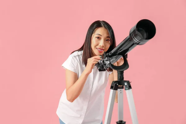 Jeune Femme Asiatique Regardant Les Étoiles Travers Télescope Sur Fond — Photo