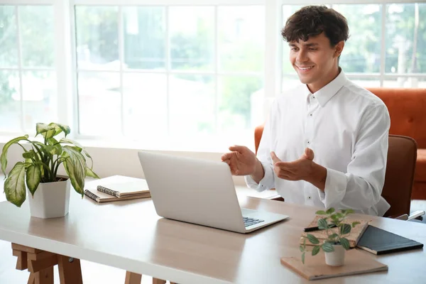 Male Specialist Interviewing Candidate Online — Stock Photo, Image