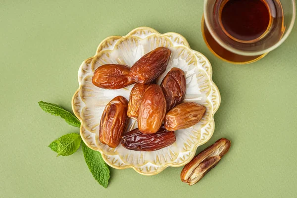 Plate Dried Dates Glass Turkish Tea Green Background — Stock Photo, Image