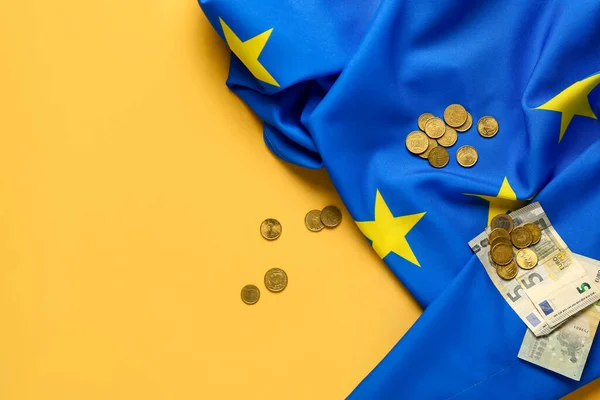 Bankovky Mince Vlajka Evropské Unie Žlutém Pozadí — Stock fotografie