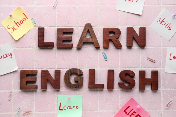 Lepkavé Poznámky Různými Slovy Textem Learn English Růžové Dlaždice Pozadí — Stock fotografie