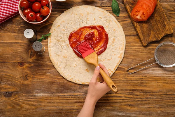 Woman Preparing Pizza Wooden Background — Stock Photo, Image