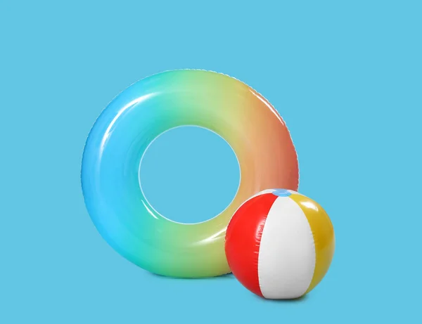ブルーの背景に膨脹可能なビーチボールとリング — ストック写真