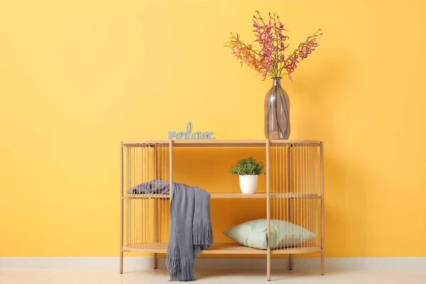 Shelving Unit Cozy Blanket Orange Wall — Stock Photo, Image