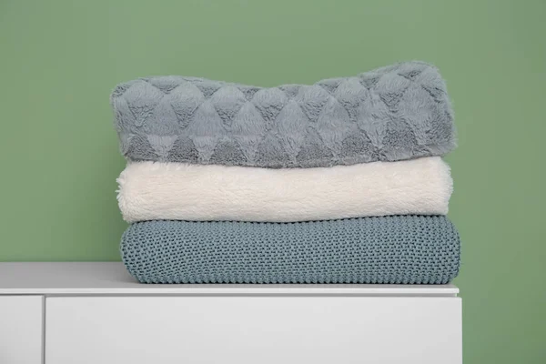 Folded Blankets White Cabinet Green Wall — Stock Photo, Image