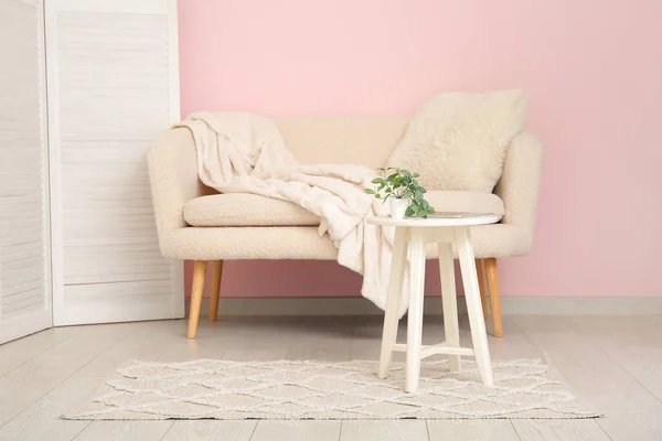 Белый Диван Уютным Одеялом Возле Розовой Стены — стоковое фото