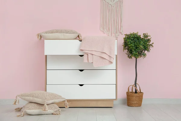 Chest Drawers Cozy Blanket Cushions Pink Wall — Stock Photo, Image