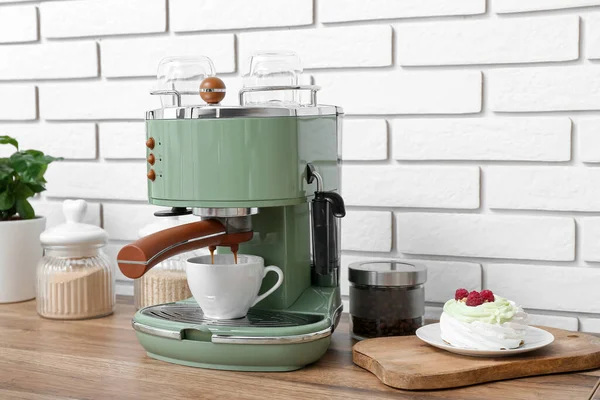 Modern Coffee Machine Cup Hot Espresso Cake Table Kitchen — Stok fotoğraf