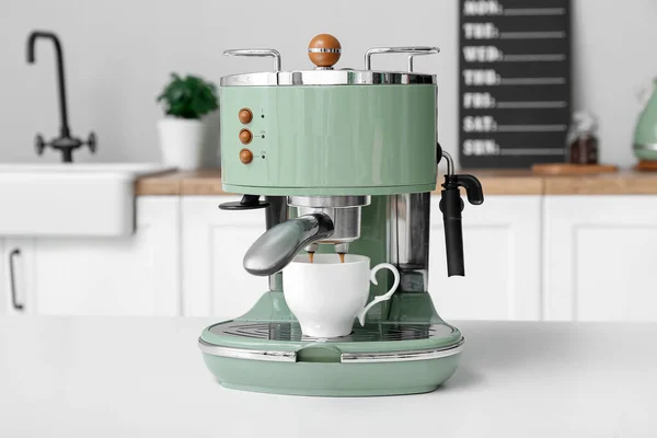 Modern Coffee Machine Cup Hot Espresso Table Kitchen — Stock Photo, Image