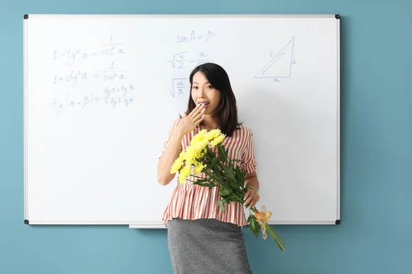 Учитель Математики Азии Букетом Цветов Рядом Доской Классе — стоковое фото