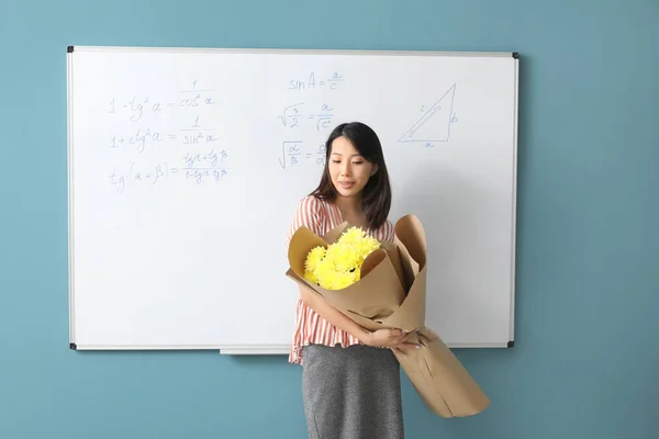 Asiatisk Matematiklärare Med Bukett Blommor Nära Flipboard Klassrummet — Stockfoto