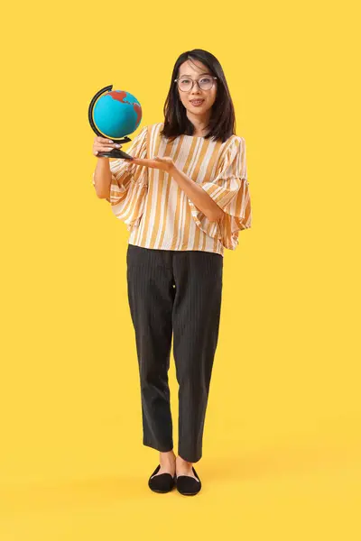 Kvinna Asiatisk Geografi Lärare Med Glob Gul Bakgrund — Stockfoto